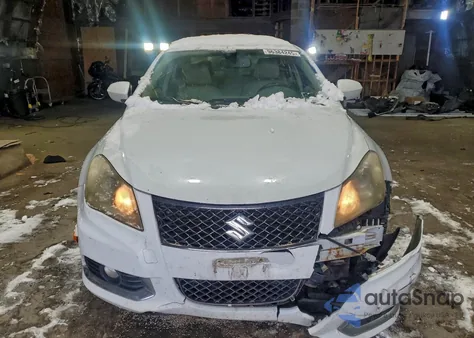 2013 Suzuki Kizashi Sport Sls z USA, uszkodzony, nr VIN JS2RF9A89D6100184